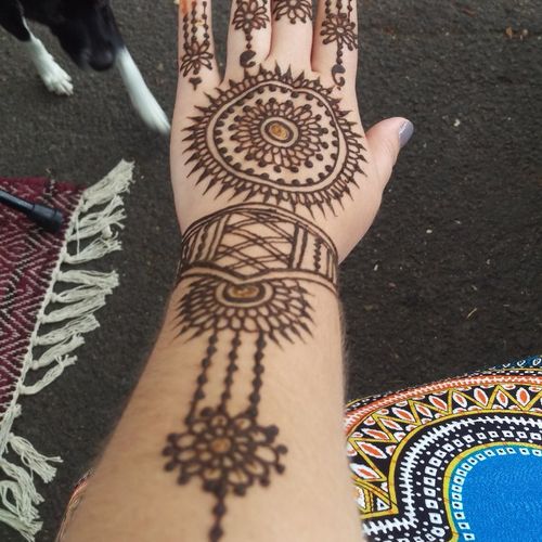 Meghan is an absolutely amazing henna artist. I lo