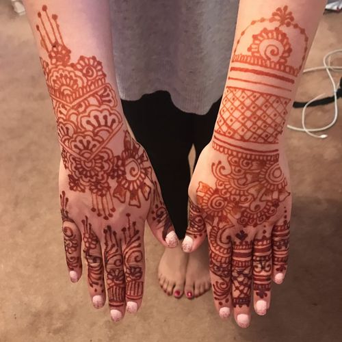Kulsum did a great job applying henna for me, my m
