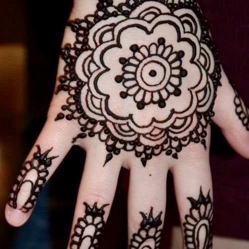 We had the pleasure to have Henna Tattooing at our