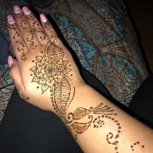 I got 2 henna's done on both hands beautiful job. 