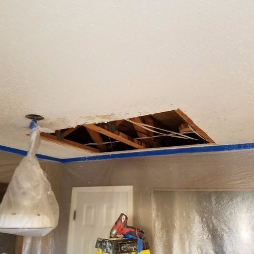 I hired Ezequiel to repair a ceiling for one of my