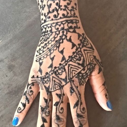 First time getting henna and this experience was b