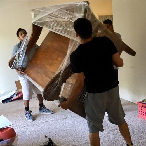We hired 4 workers to move out our things (35 boxe