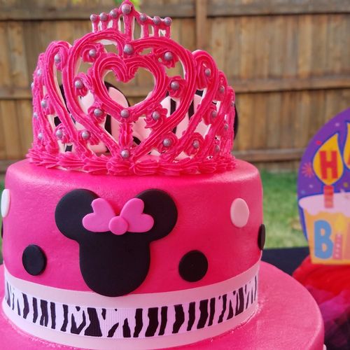I ordered a 2 tier custom Minnie Mouse cake for a 