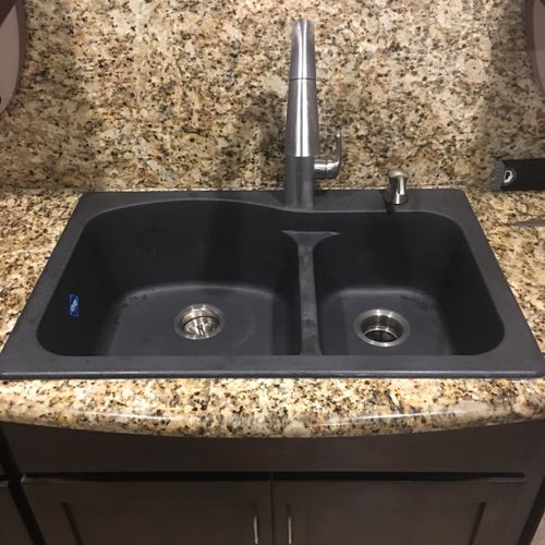 Gabriel help by expanding the previous sink cutout