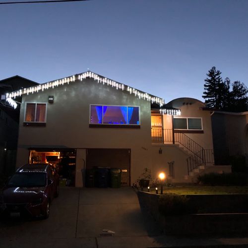Great job hanging Xmas lights on
a challenging roo