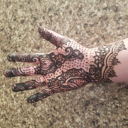 Mia did an amazing job on my henna. She is very ta