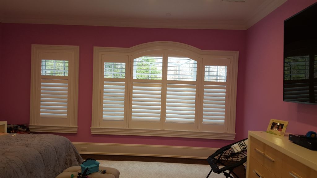 The divider rail on these shutters offer privacy w