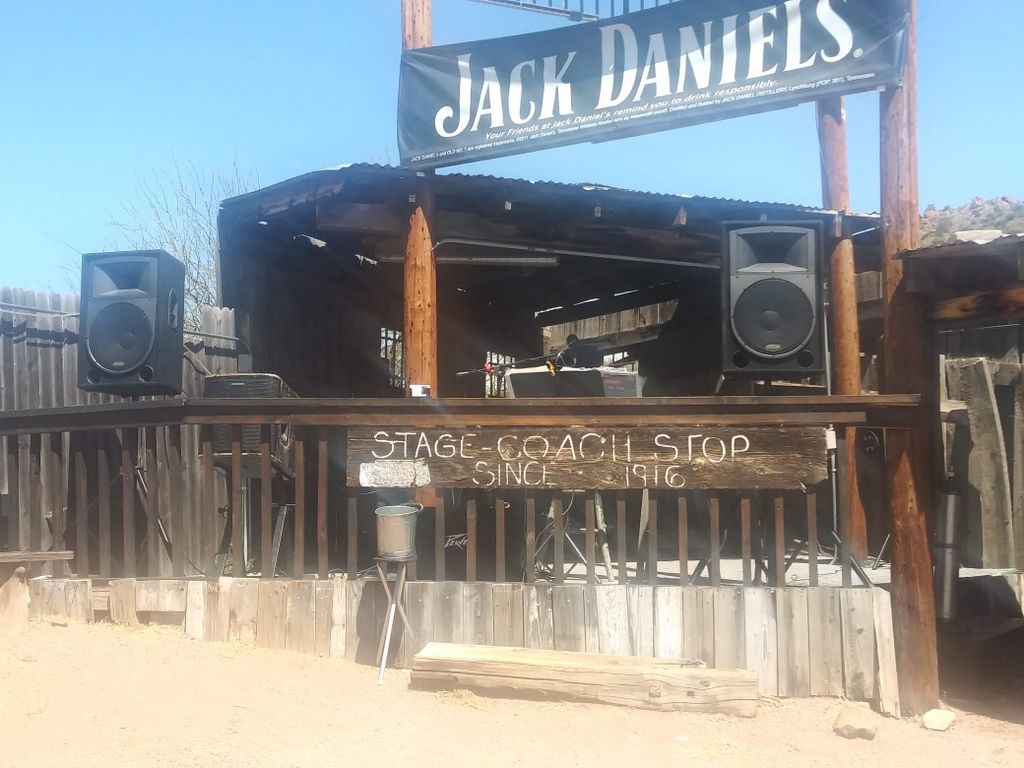 Outside at Jake's Corner, AZ, 15" 1200 watt passiv