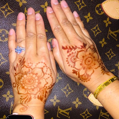 Love her henna art work. So beautiful & amazing!