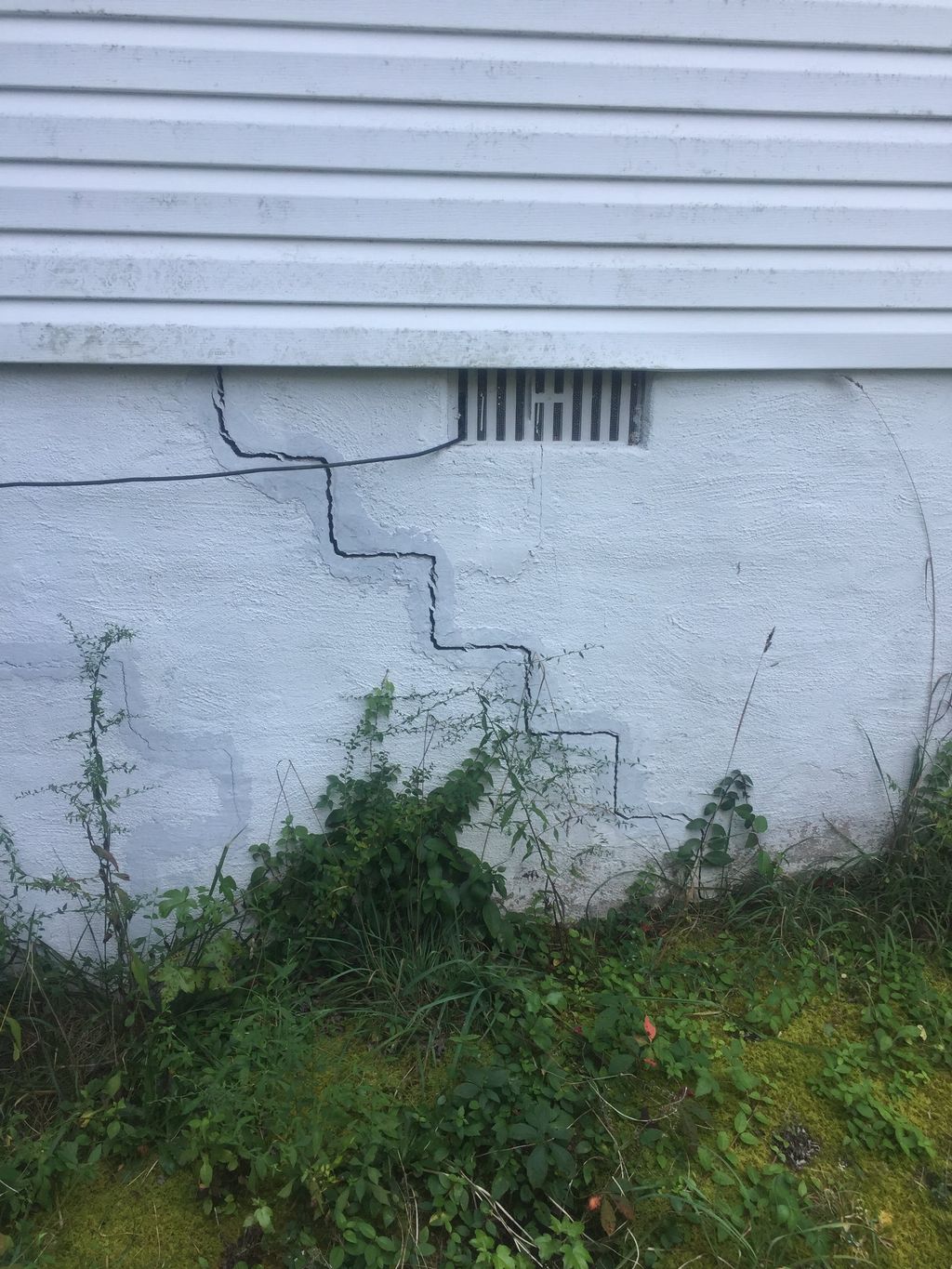 Step cracks indicate significant foundational sett