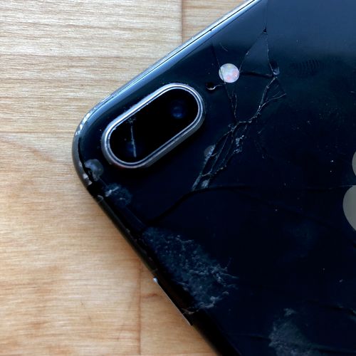 Cracked back camera on your iPhone❓
We can repair 