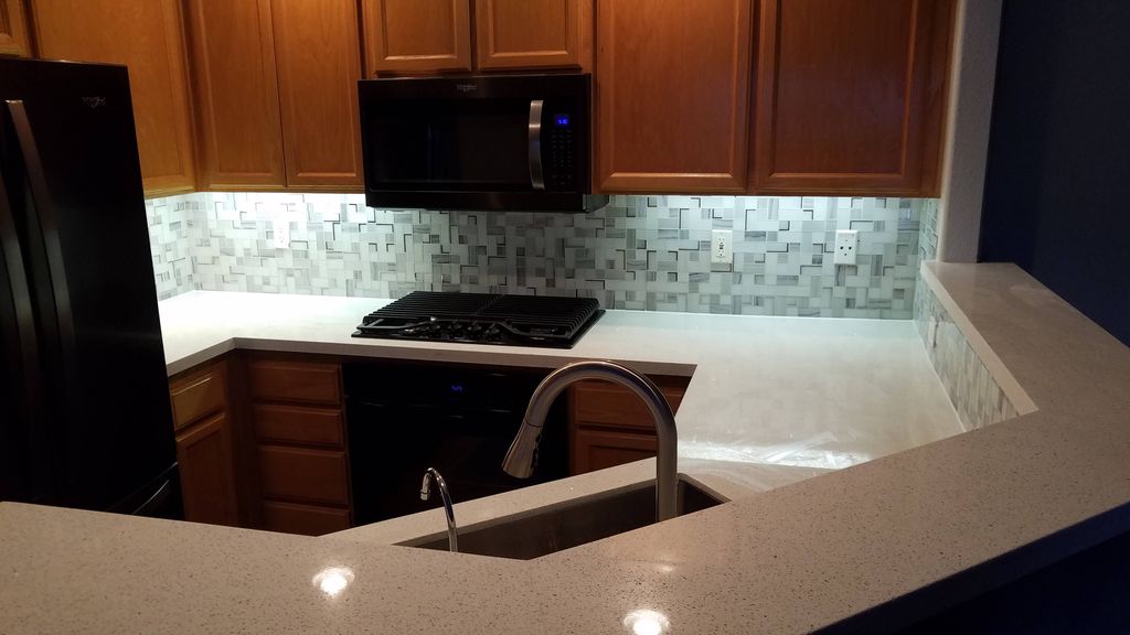 Glass backsplash tile
