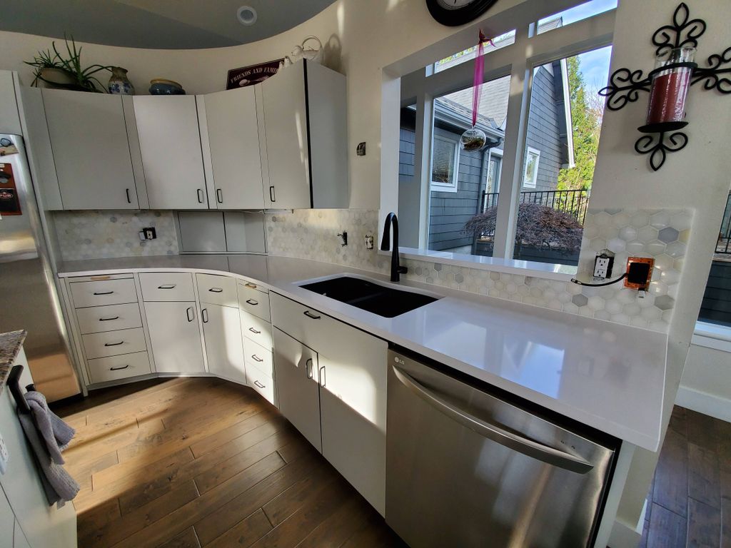 curved back splash wall with mosaic marble