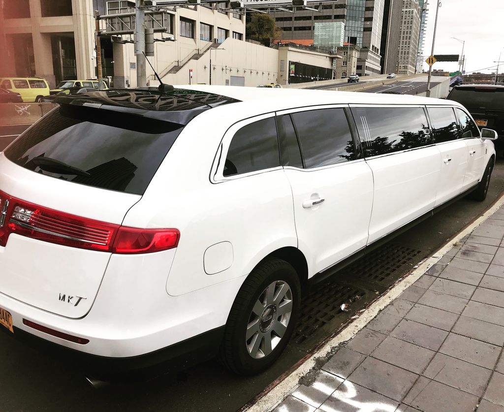 Mkt Stretch Limo - 10 passengers