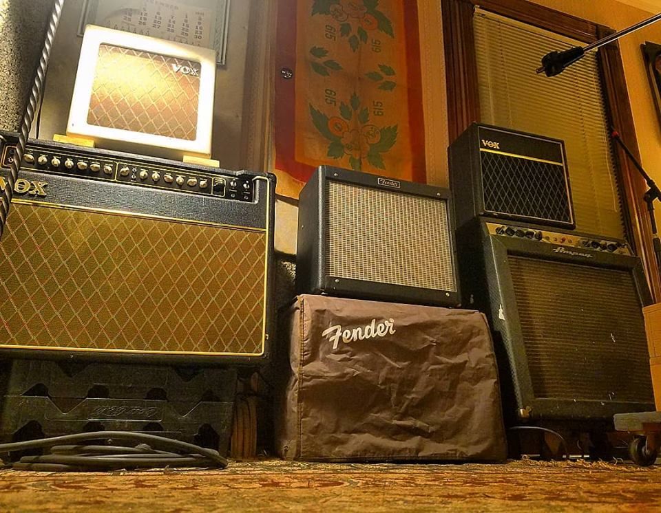 There are many many vintage guitar and bass amps h