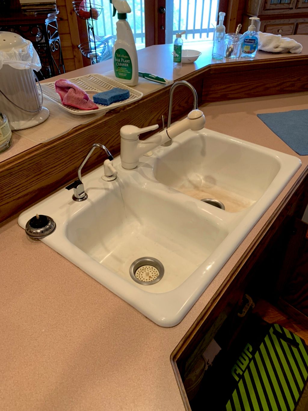 (Before) stained porcelain sink & old lose faucet 