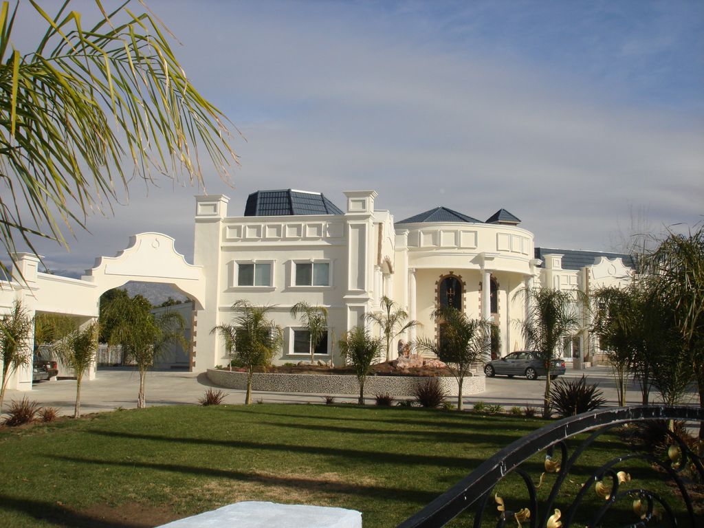 13,000 SQ. FT. PALACE pic 1