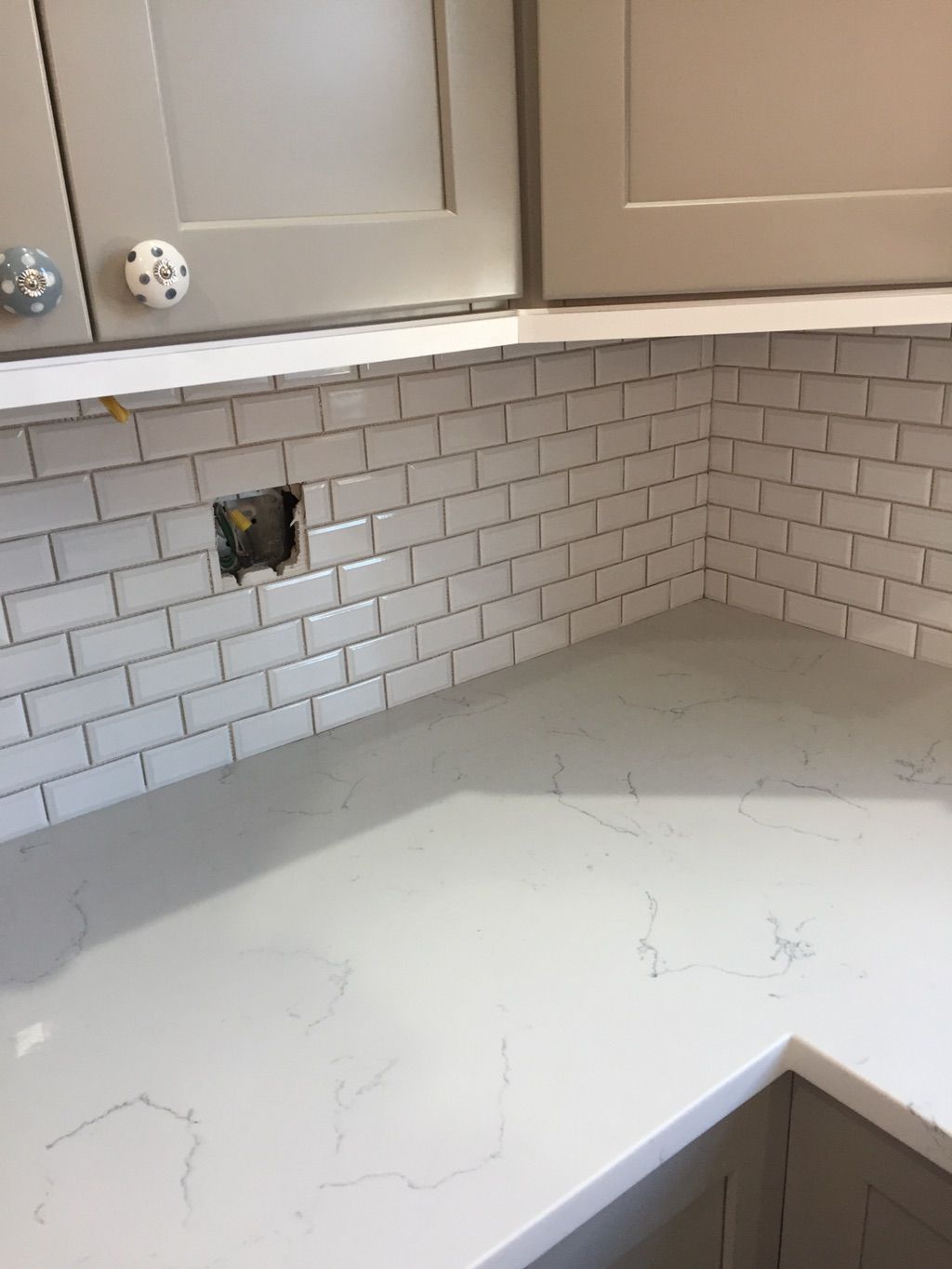 Sally’s kitchen....beveled tile backsplash...
Ligh