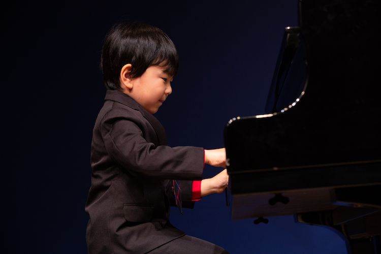 Our youngest student, 4years old - Playing Beethov