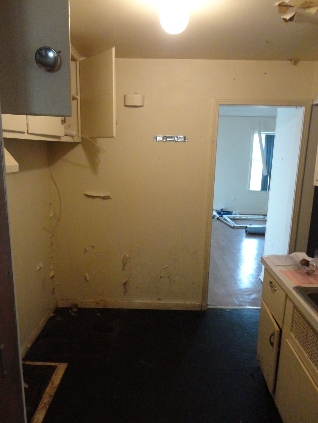 Kitchen before remodel (B)