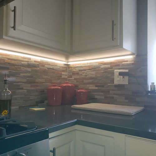 under cabinet lighting in kitchen