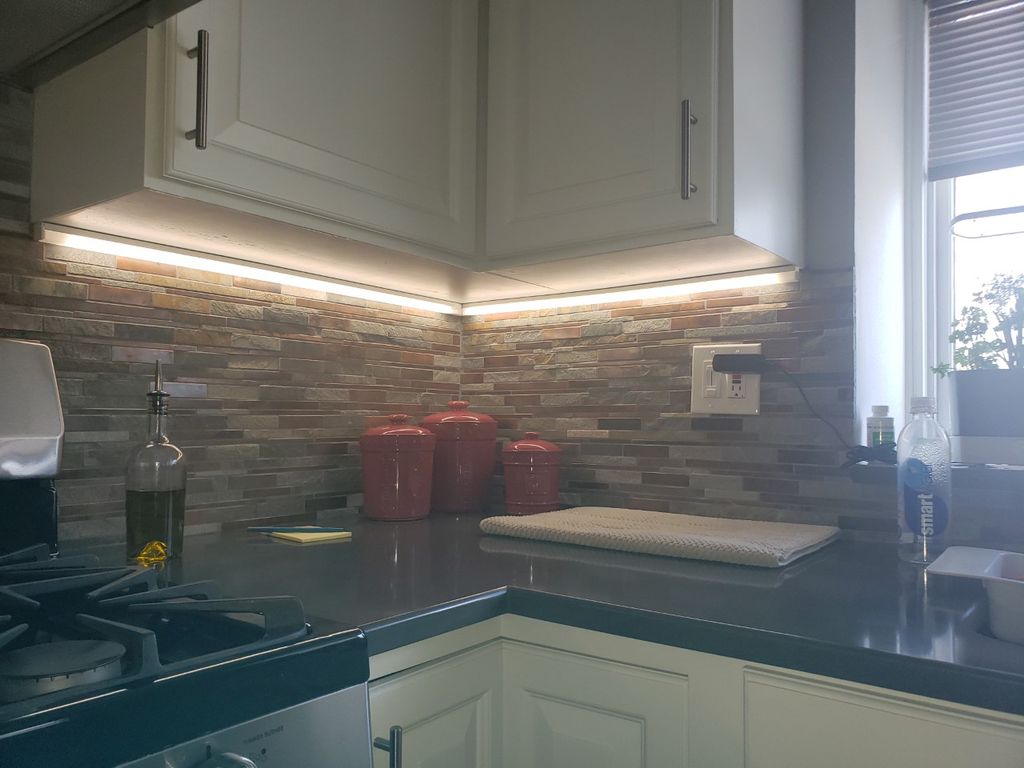 under cabinet lighting in kitchen