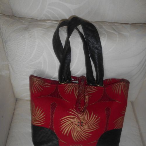 I have bought several tote bags from Matherene.  T