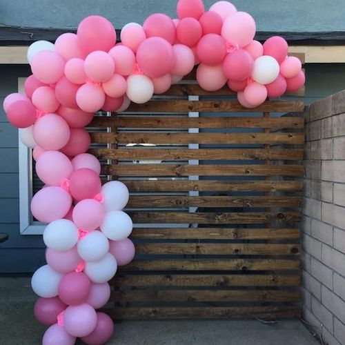 rustic backdrop with balloon garland 