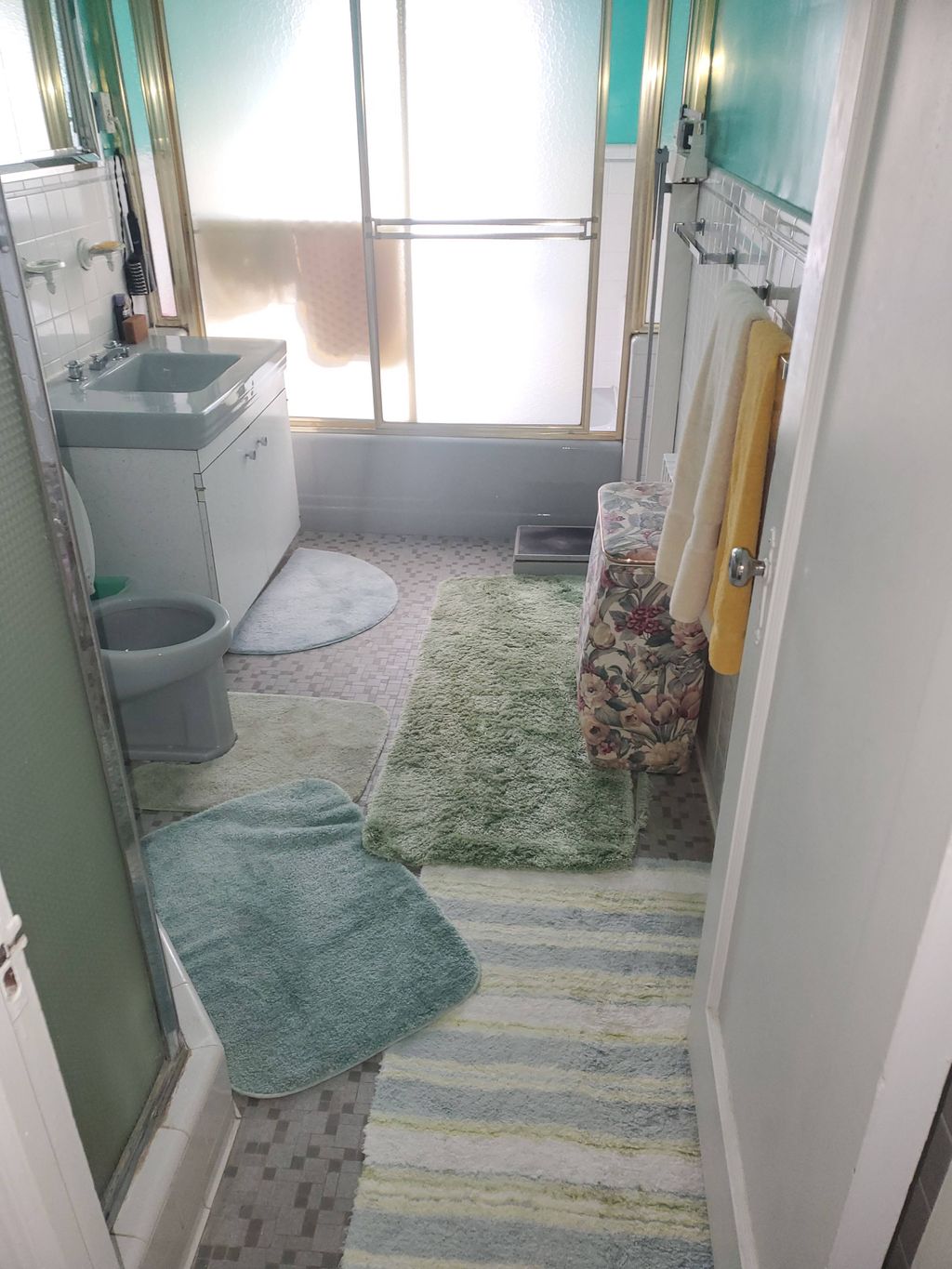 CLEANING HOUSE BATHROOMS