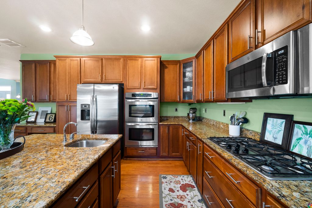 Stunning kitchen, this house has so much to offer!