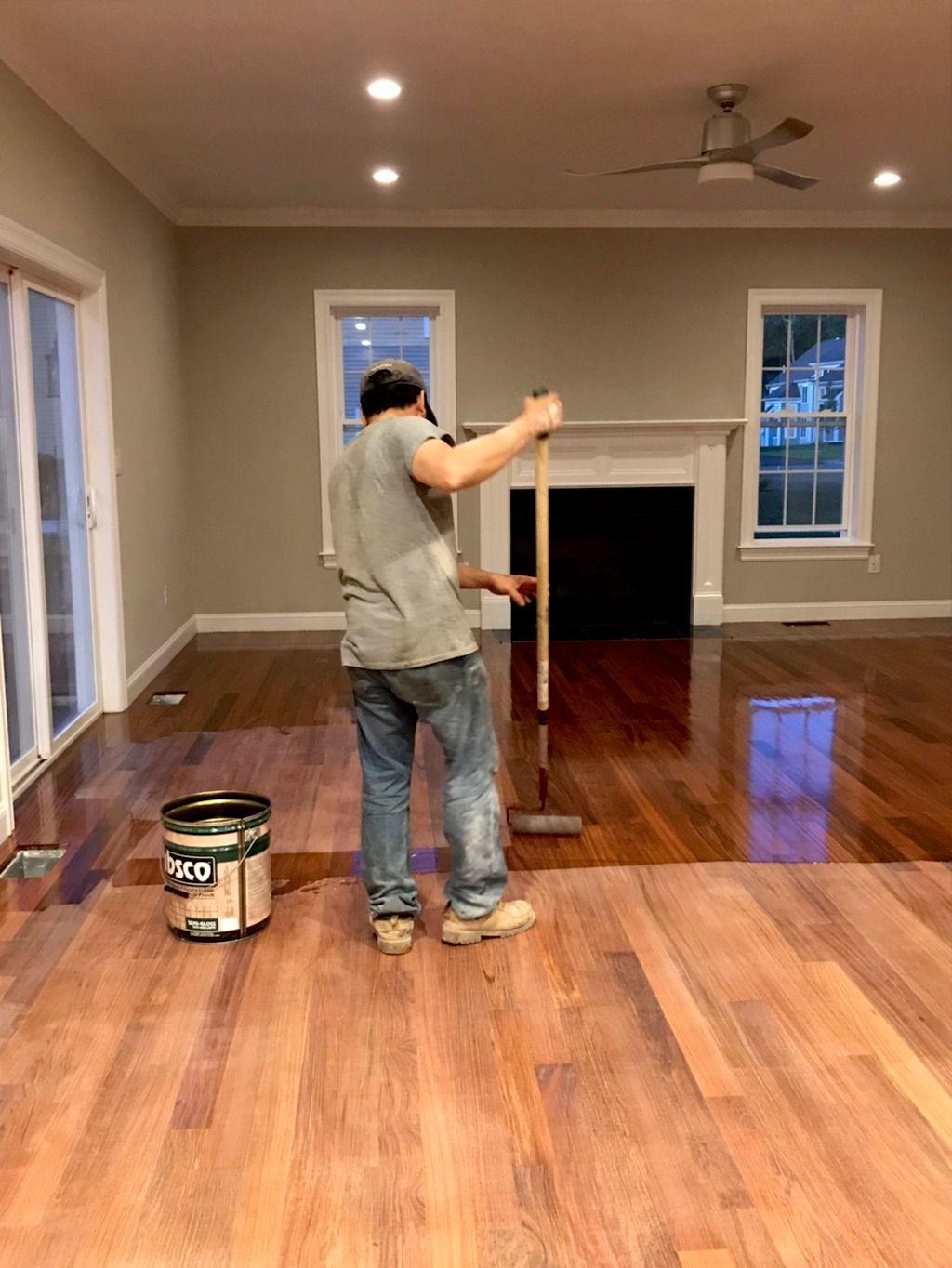 Applying polyurethane oil 