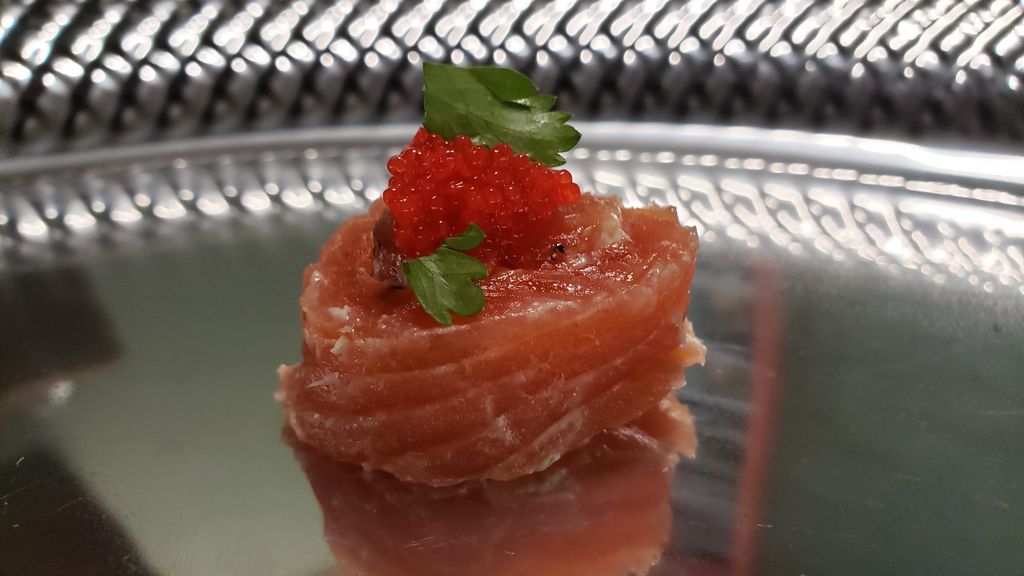 Caviar Salmon Roll