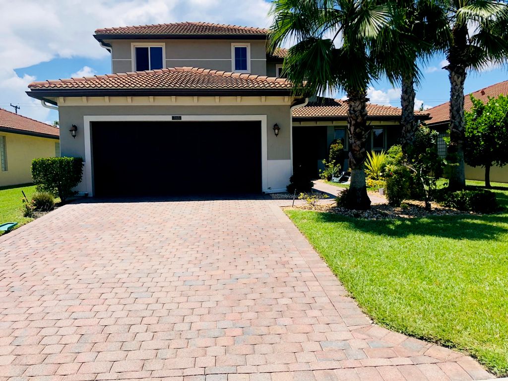Pressure Cleaning & Paver Sealing🌴