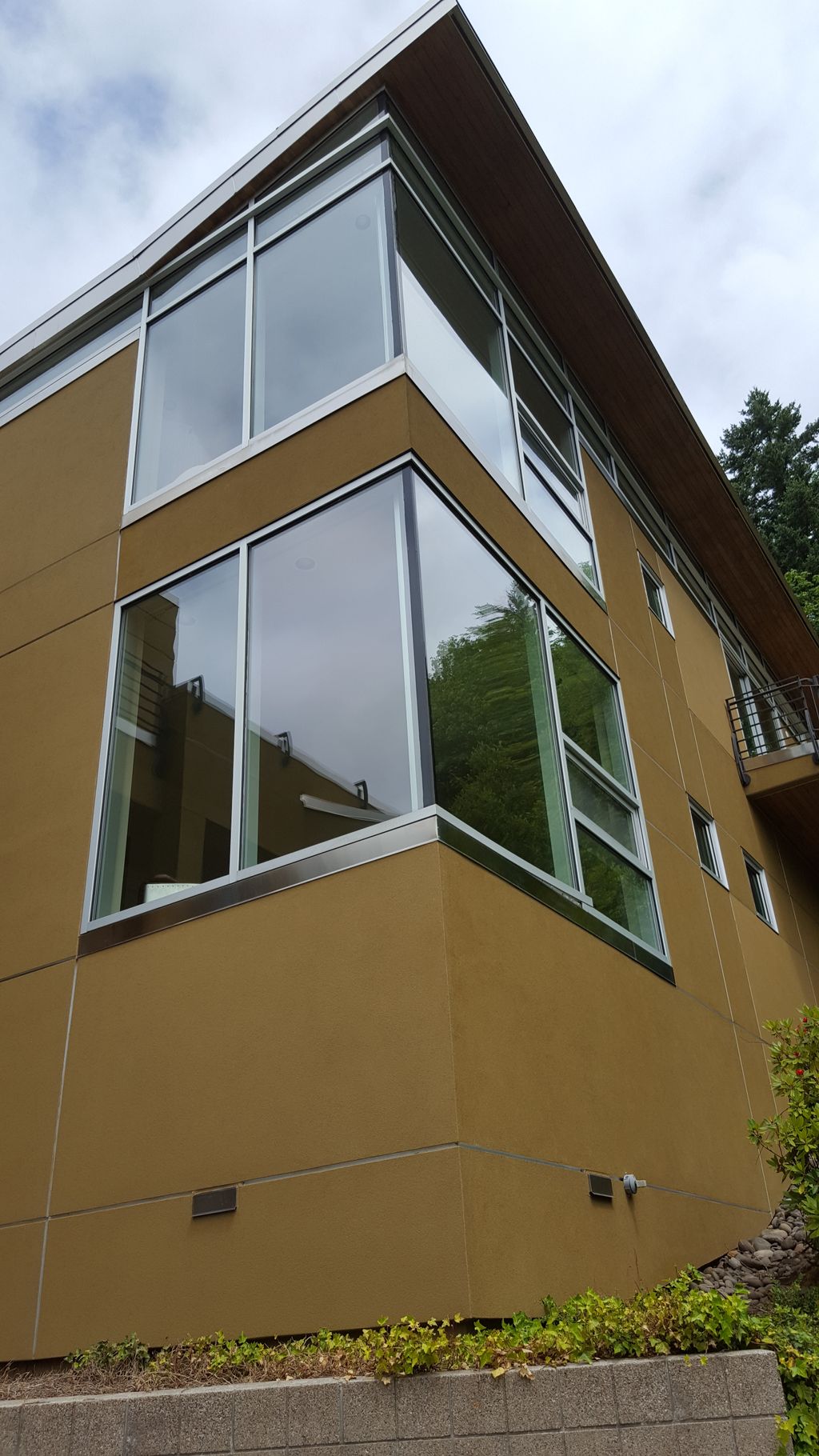 Three story home window washing.