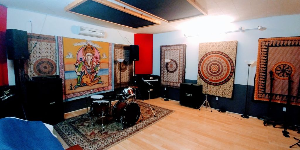 Wide shot of Studio R