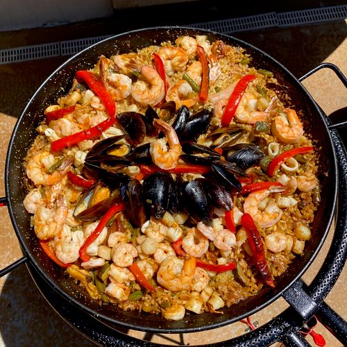Paella, chicken and seafood 
