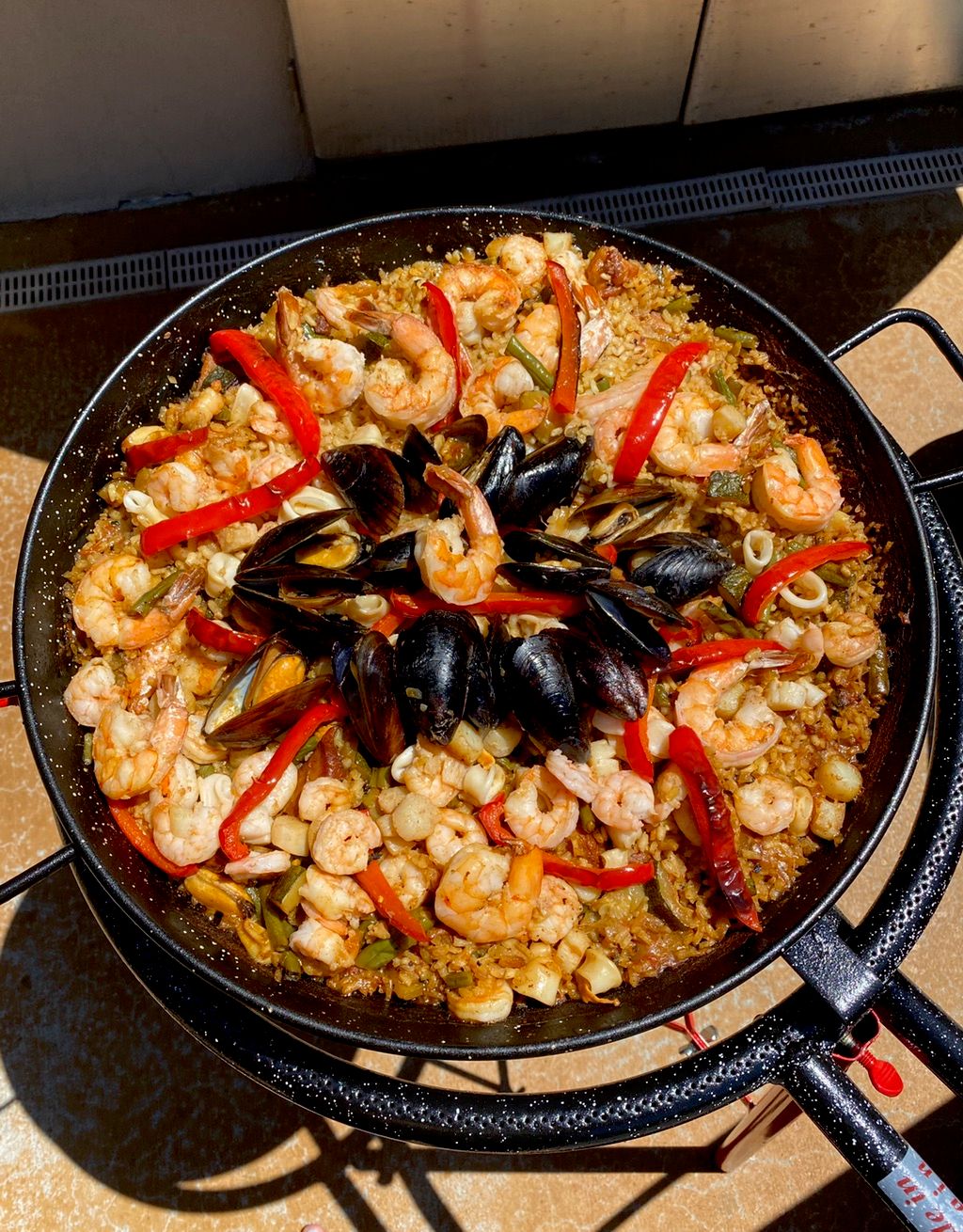 Paella, chicken and seafood 