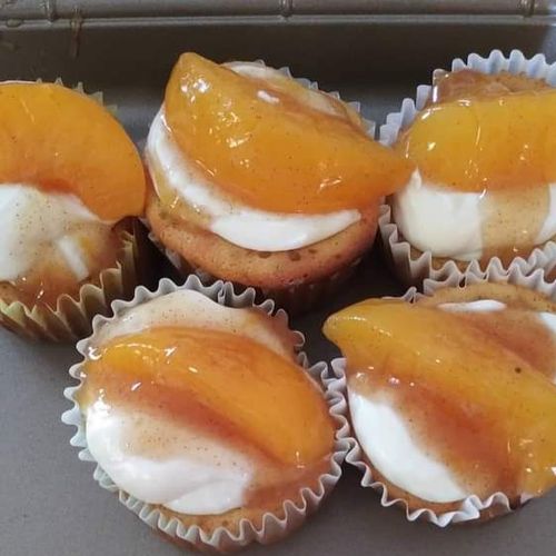 Peach cobbler cupcakes