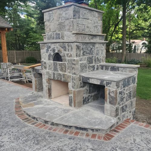 outdoor fireplace with pizza oven above