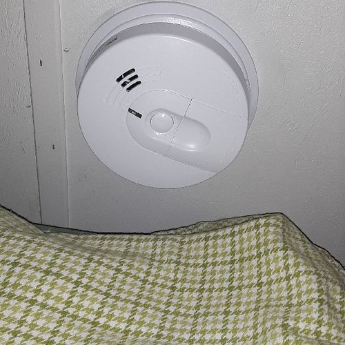 New smoke detector in good condition