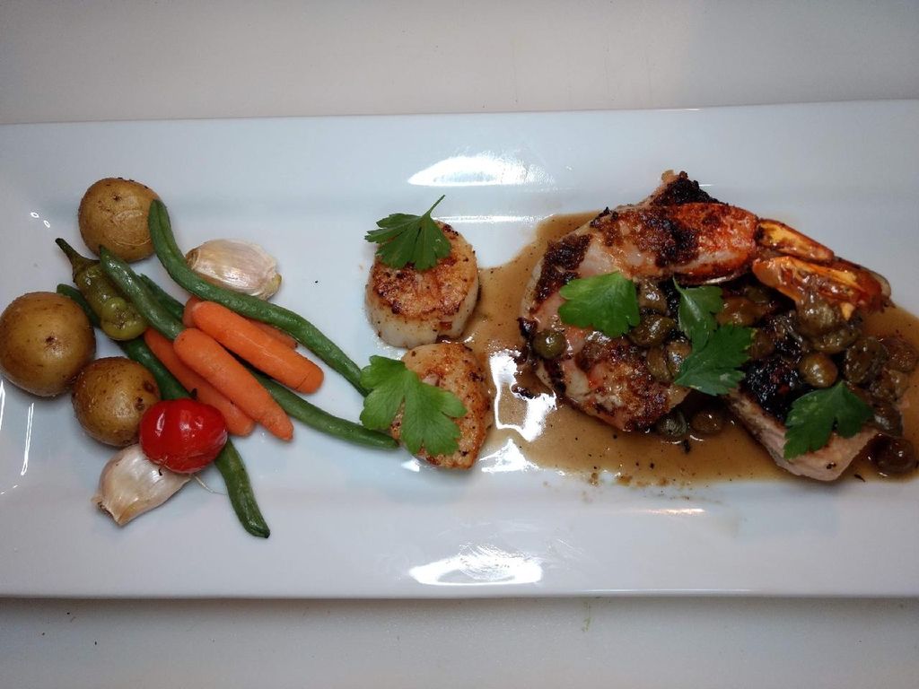 seared salmon with scallops and tiger prawns wine 