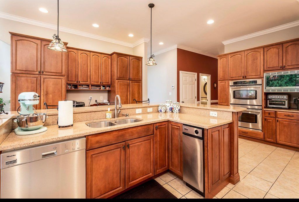 The other side of the same kitchen. 
