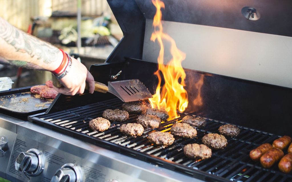 How to throw an epic Memorial Day BBQ party.