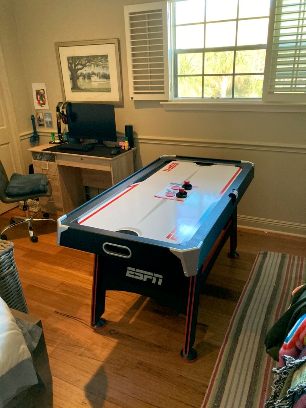 Air hockey table