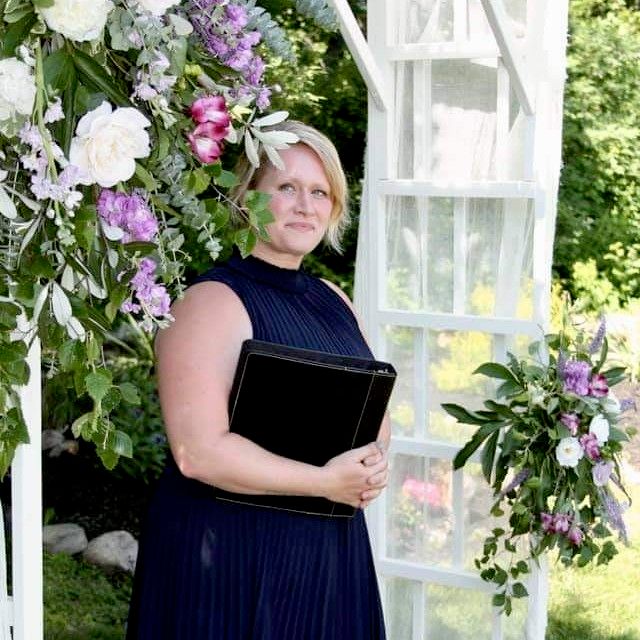 Crystal McKenna : Wedding Officiant