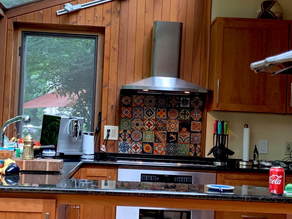                 Nice little backsplash design 