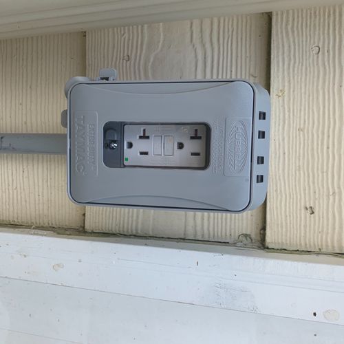 Lorin installed a 50 amp breaker and outlet as wel