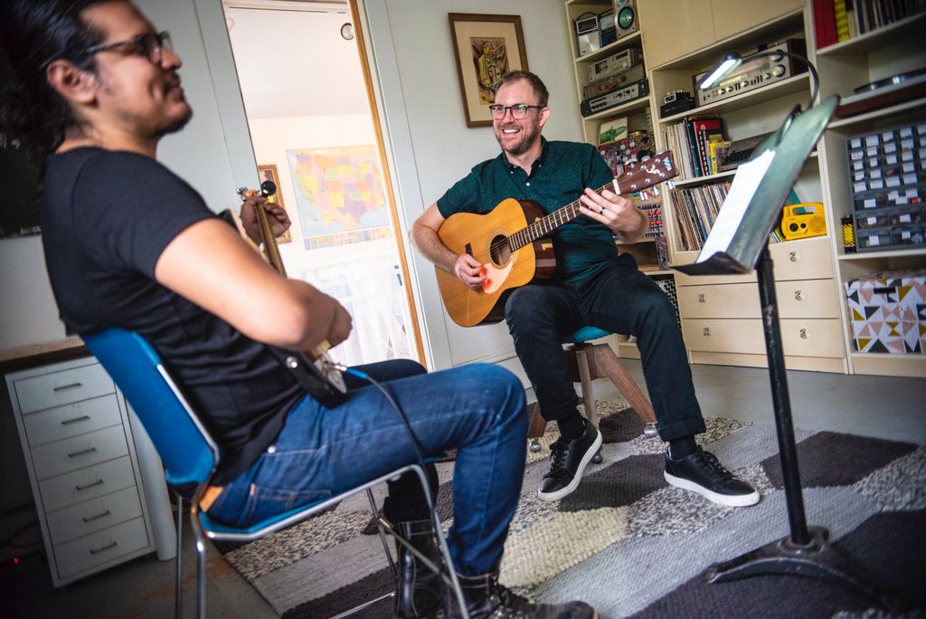 Guitar lesson with Dennis