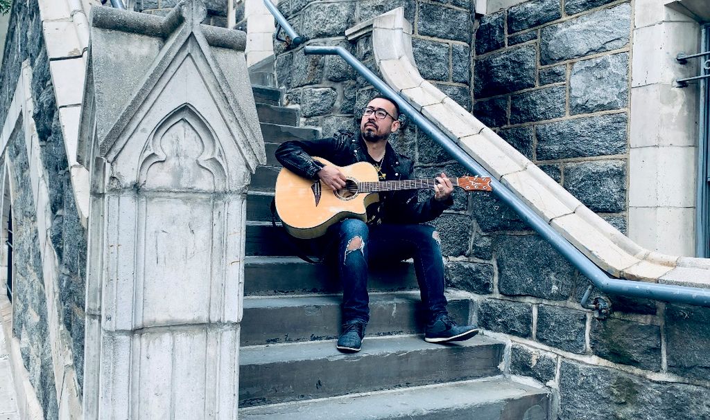 I teach both classical and contemporary guitar sty